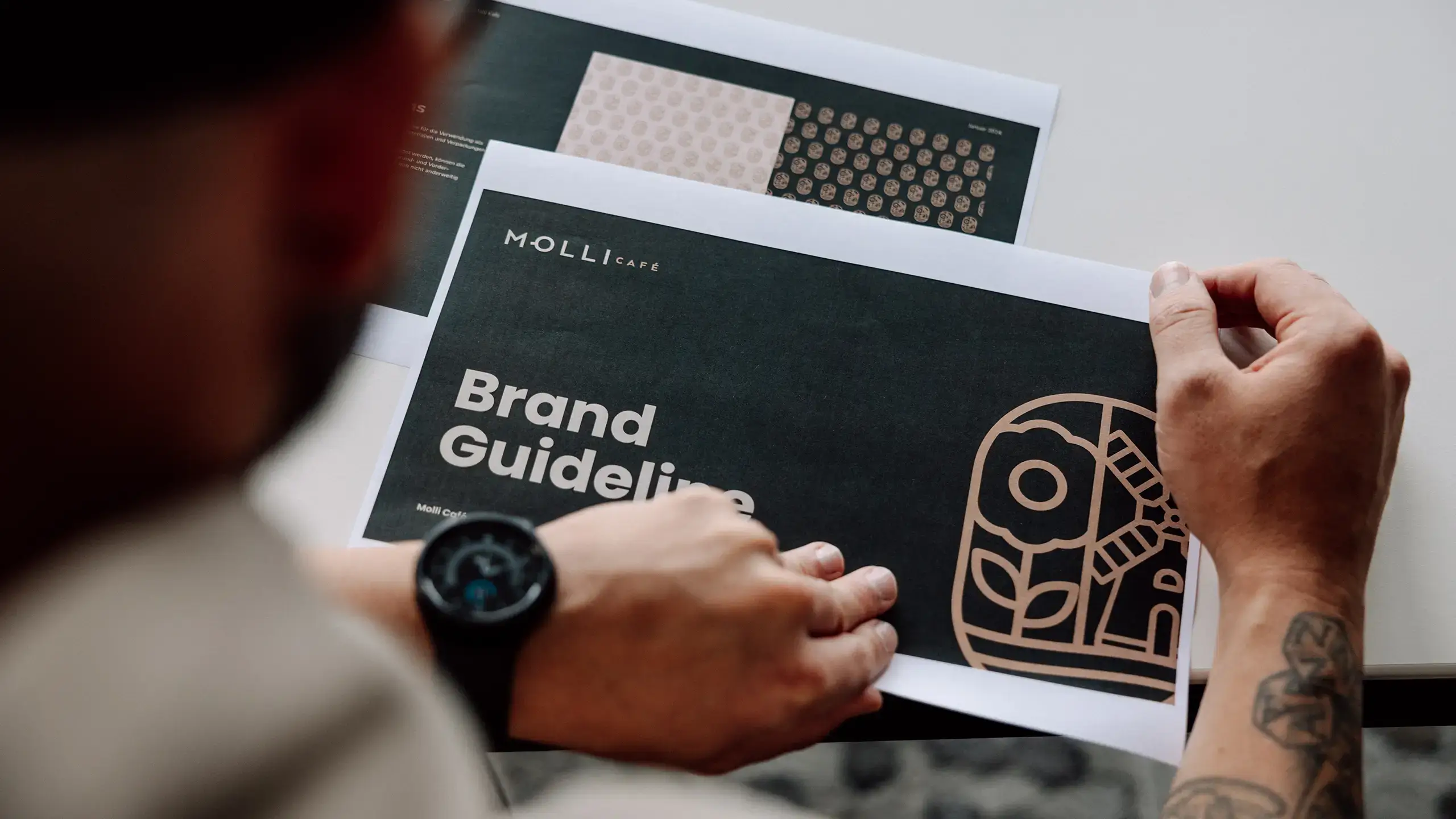 Blick über die Schulter auf einen ausgedruckten Brand Guideline