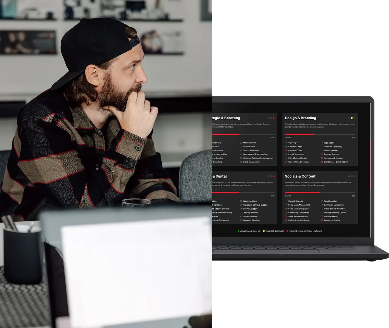 Tim schaut auf Brand Guideline Präsentation