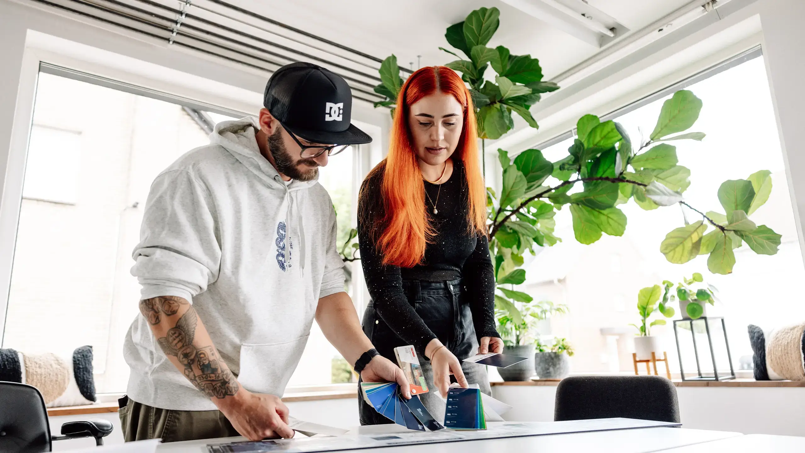 Team bespricht die Brand Guidelines
